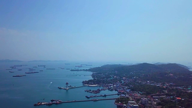 鸟瞰图的岩石海岸岛屿视频下载