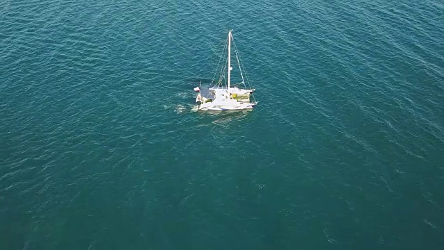 空中鸟瞰图从上面的大型帆船双体船在公海孤立视频素材