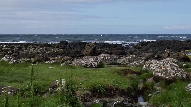 北爱尔兰巨堤海岸与小流盘和缩放视频素材