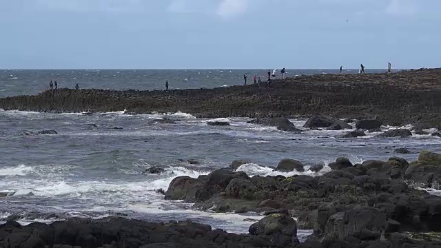 北爱尔兰海岸的巨人堤道pan视频素材