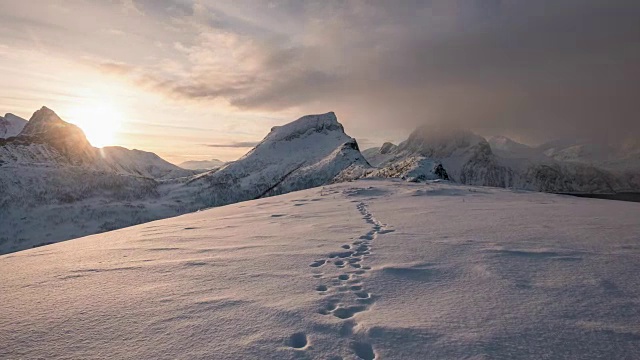 时间流逝的雪山与足迹在雪在日出早晨视频素材画面1