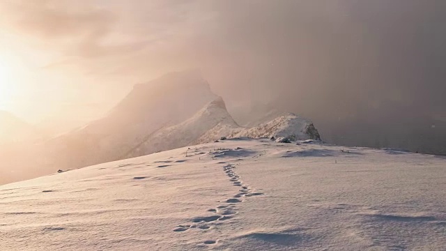 时间流逝的雪山与足迹在雪在日出早晨视频素材画面2