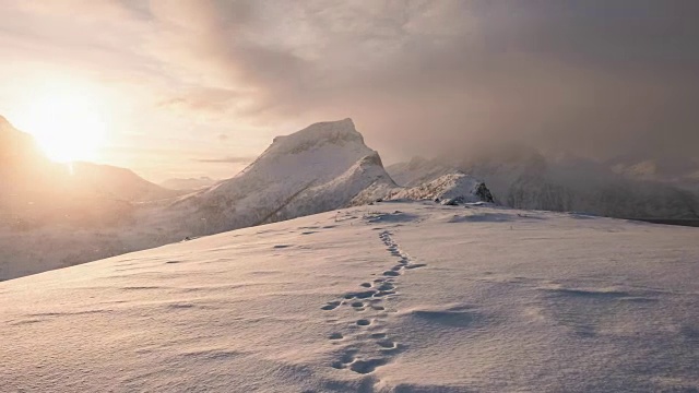 时间流逝的雪山与足迹在雪在日出早晨视频素材画面3