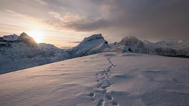 时间流逝的雪山与足迹在雪在日出早晨视频素材画面4
