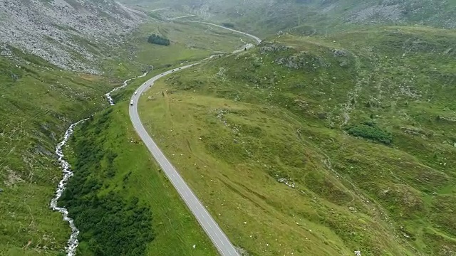 鸟瞰图的道路通过朱利安在瑞士阿尔卑斯山视频素材