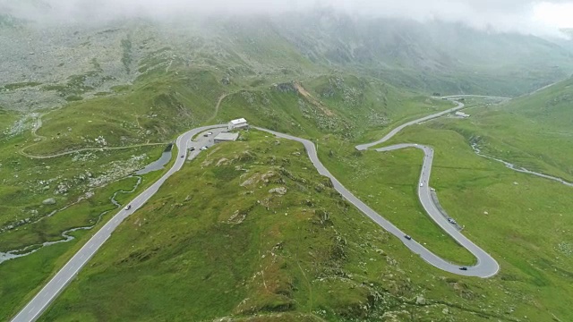 鸟瞰图的道路通过朱利安在瑞士阿尔卑斯山视频素材