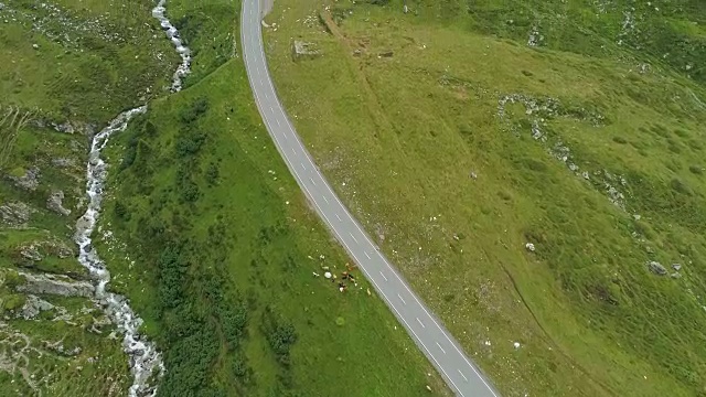 鸟瞰图的道路通过朱利安在瑞士阿尔卑斯山视频素材