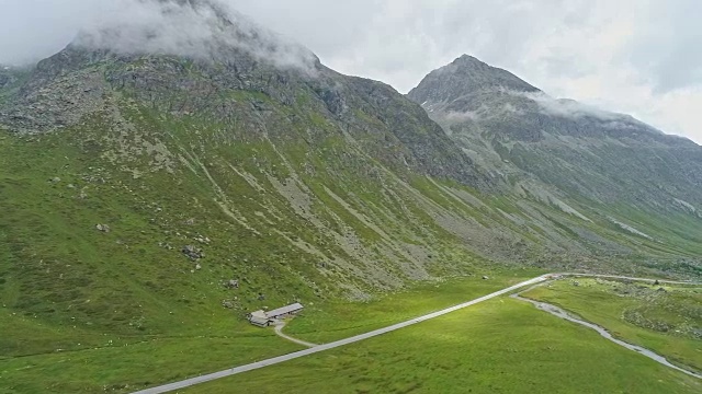 鸟瞰图的道路通过朱利安在瑞士阿尔卑斯山视频素材