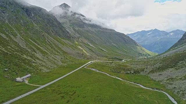 鸟瞰图的道路通过朱利安在瑞士阿尔卑斯山视频素材