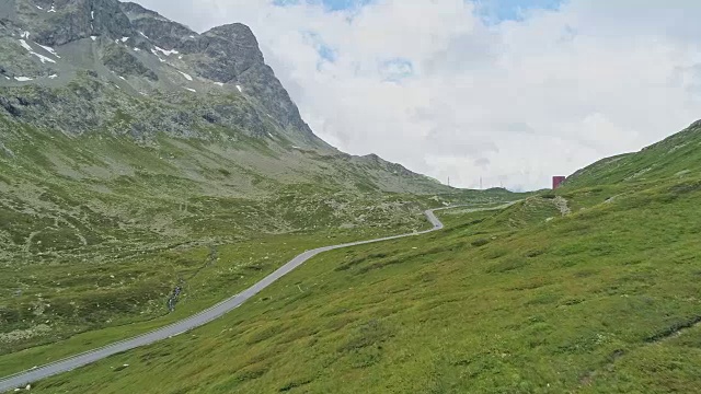 鸟瞰图的道路通过朱利安在瑞士阿尔卑斯山视频素材