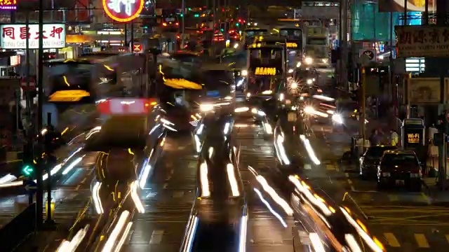 这是香港孟角夜晚繁忙街道的一段时间。视频素材