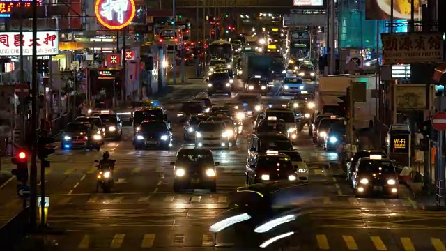 这是香港孟角夜晚繁忙街道的一段时间。视频素材