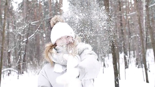 活泼的女人正在扔雪球。冬天的时间。视频素材