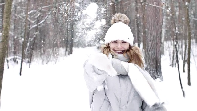 活跃的女人正在扔雪球。冬天的时间。视频素材