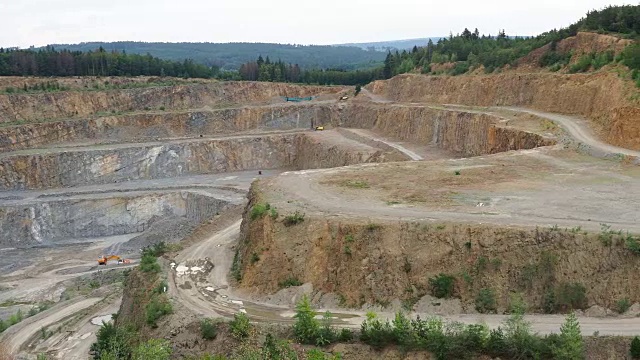 露天采石场的观点与许多机械。在花岗岩采石场采矿。采矿行业。视频素材