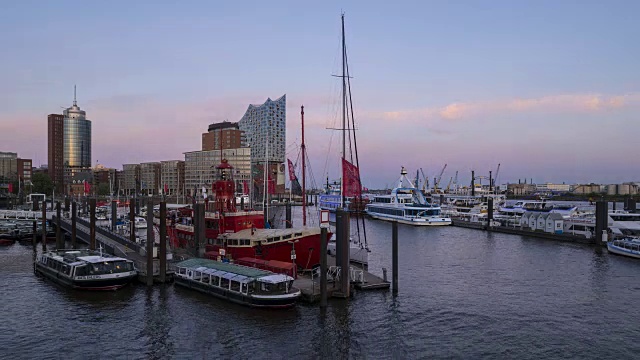 时间流逝。尼德哈芬，背景是Elbphilharmonie, Kehrwiederspitze和Hanseatic贸易中心。视频素材