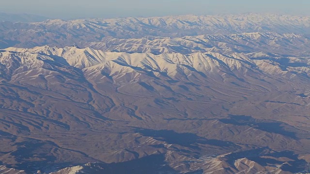 山上的鸟瞰图。从飞机窗口观看。阿富汗的兴都库什山脉视频素材