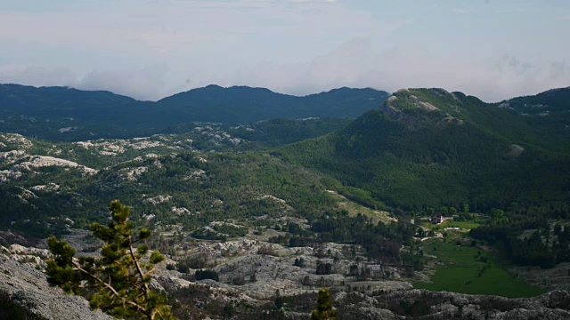 从高处俯瞰山峦和山谷视频素材