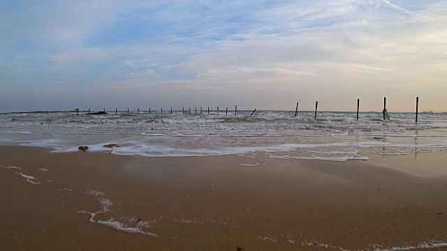 在海滩上冲浪的海浪视频下载