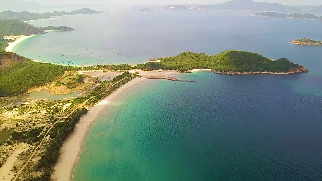 蓝色的海洋和绿色的岛屿空中景观。无人机俯瞰海湾、沙滩、岛屿和绿色山丘的美丽景色视频素材