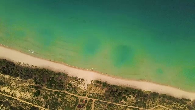 绿松石海和沙滩上的天堂海滩空中景观。俯视图蓝色海洋和沙滩俯视图。美丽的景色从上面的海岸视频素材