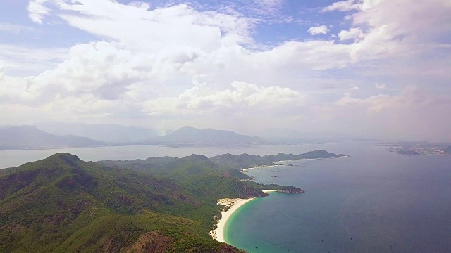 地平线上青山碧海的空中景观。无人机观看绿色的山和蓝色的海景观视频素材