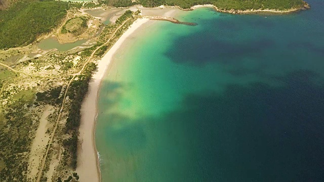 从上面俯瞰美丽的海景。绿松石海和沙滩空中景观。蓝色的海洋和海岸线俯视图视频素材