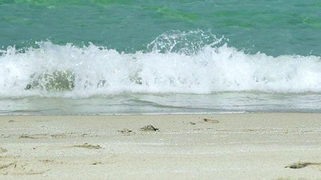 沙滩上的海浪。缓慢的运动。天堂海滩上透明的海浪视频素材