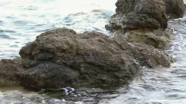 宁静的景色，美丽，清澈，蓝色，夏季亚得里亚海和周围的岩石。视频素材