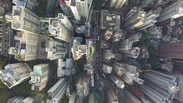 一个大城市的摩天大楼顶视图，无人机飞行的一个香港城市的发展建筑视频素材