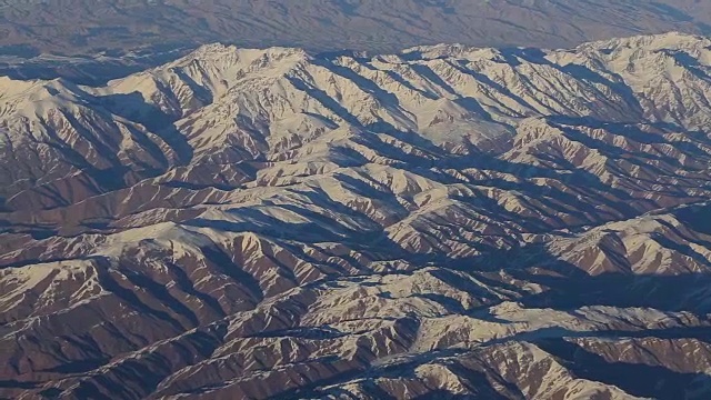 山上的鸟瞰图。从飞机窗口观看。阿富汗的兴都库什山脉视频素材