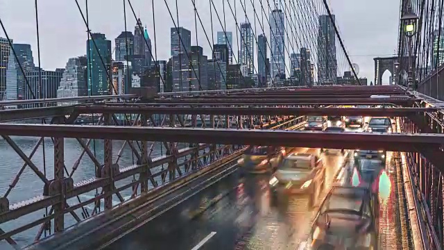 T/L HA TU Brooklyn Bridge and Manhattan Traffic at rush hour, Day to Night Transition/纽约，美国视频素材