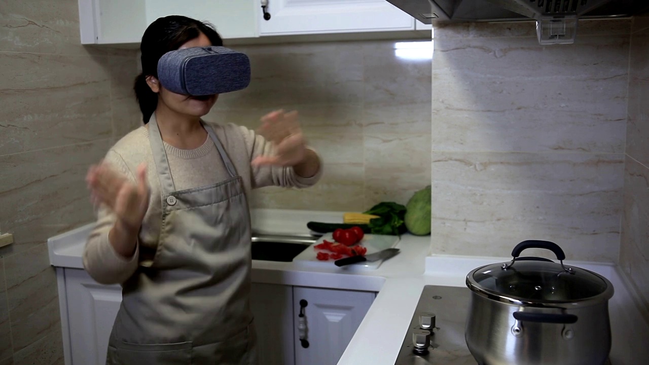 漂亮女人在厨房里用虚拟现实视频素材画面3