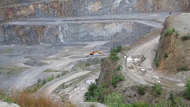 露天采石场与机械。采石用于建筑工程采石场的采矿业。视频素材