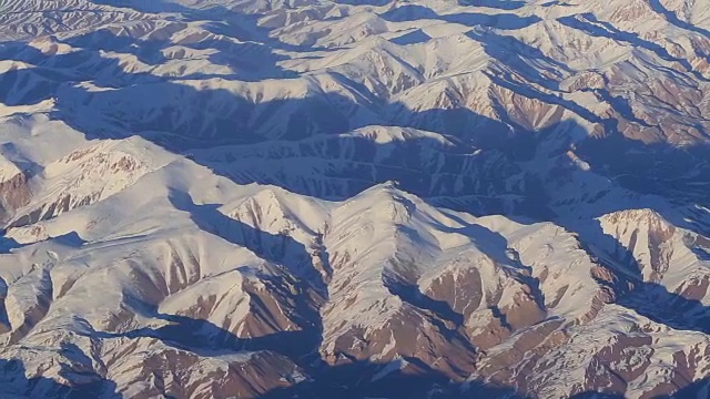 山上的鸟瞰图。从飞机窗口观看。阿富汗的兴都库什山脉视频素材