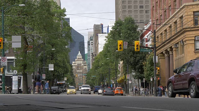 建筑和交通在Gastown区，温哥华，加拿大，北美不列颠哥伦比亚省视频素材