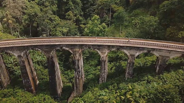 无人机飞左开九拱桥，美丽的斯里兰卡艾拉全景，历史建筑地标视频素材