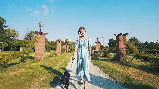 一个年轻女人和她的狗。视频素材画面1
