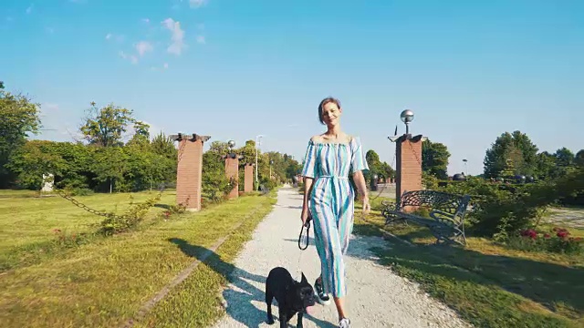 一个年轻女人和她的狗。视频素材画面3