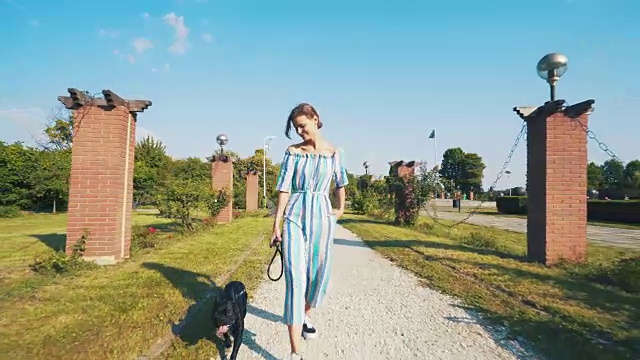 一个年轻女人和她的狗。视频素材画面4