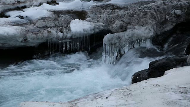 冰柱和河流视频素材