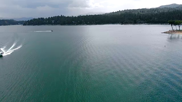 空中射击飞过湖箭头与一艘船旅行的射击视频素材