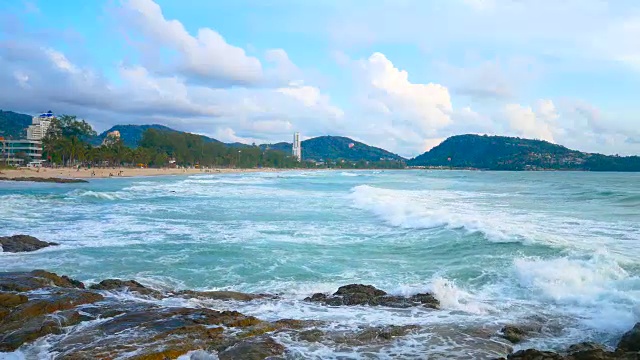 在巴东海滩，海浪撞击一个宁静的海滩。普吉岛,泰国。2018年7月30日视频素材