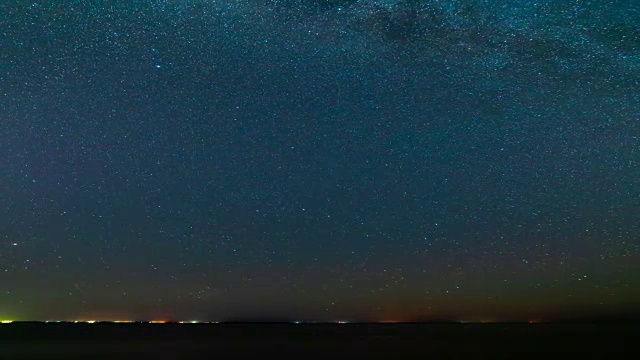 城市灯光背景下的星空。时间流逝视频素材