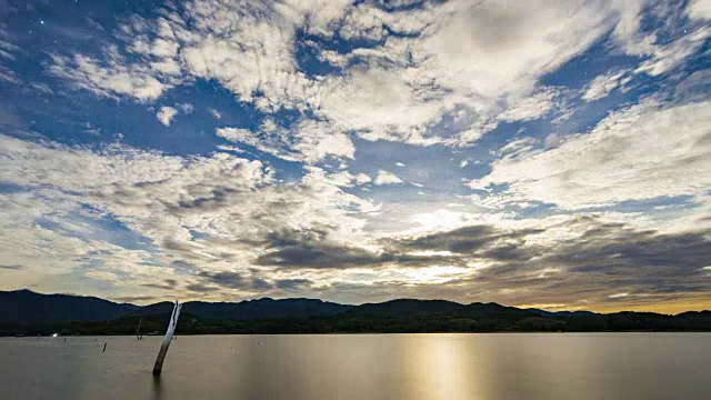 T/L多云的天空与月光在宁静的湖，夜空视频素材