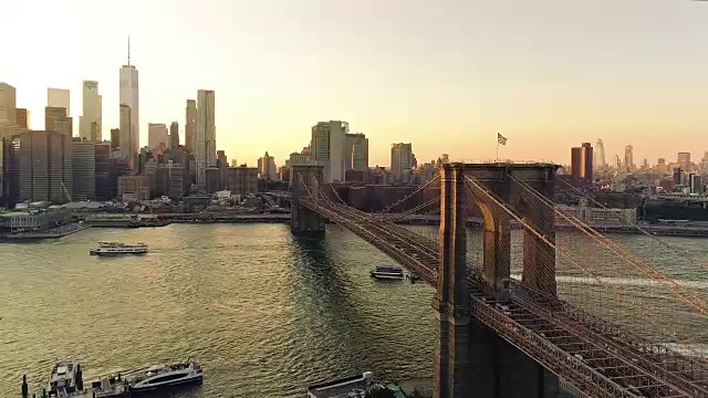 空中hyperlapse。日落时分从布鲁克林高地到曼哈顿市中心和布鲁克林大桥的风景。视频素材