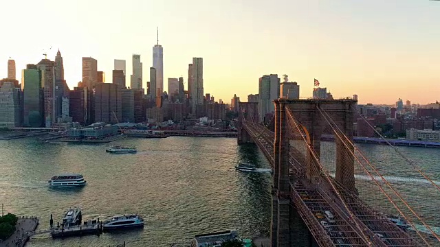 日落时分从布鲁克林高地到曼哈顿市中心和布鲁克林大桥的空中风景。视频素材