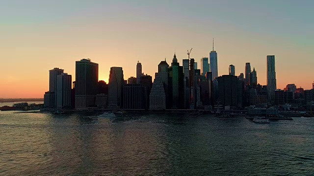 日落时分从布鲁克林高地到曼哈顿市中心的空中风景。下行运动。视频素材