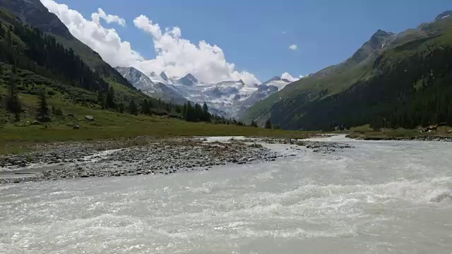 在瑞士的罗斯格山谷徒步旅行视频素材