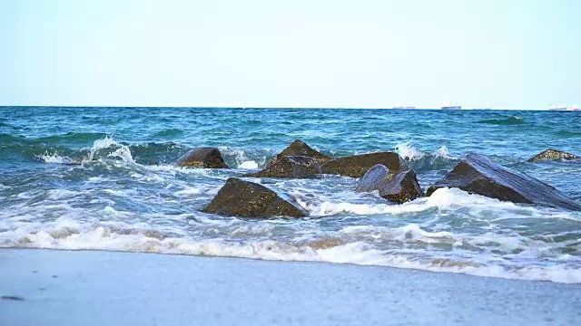 岩石海中的波浪视频素材